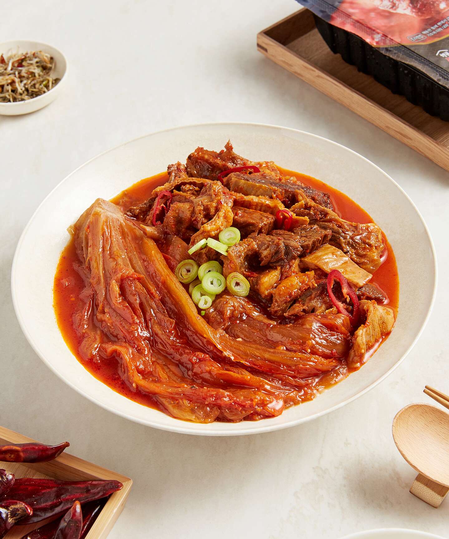 [행복제곱] 매운 대창 소갈비 묵은지찜 (700g) - 현대식품관 [행복제곱] 매운 대창 소갈비 묵은지찜 (700g)