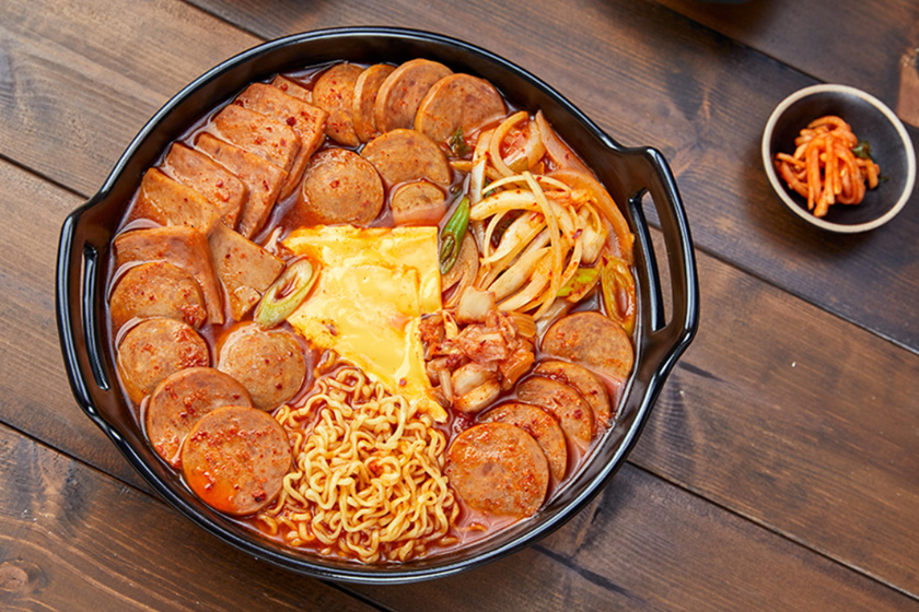 [푸드어셈블] 부대찌개 밀키트(2인) - 현대식품관 [푸드어셈블] 부대찌개 밀키트(2인)